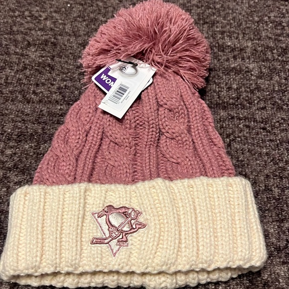 Fan Favorite NHL Pittsburgh Penguins Women’s Pom Pom Beanie - Picture 1 of 4